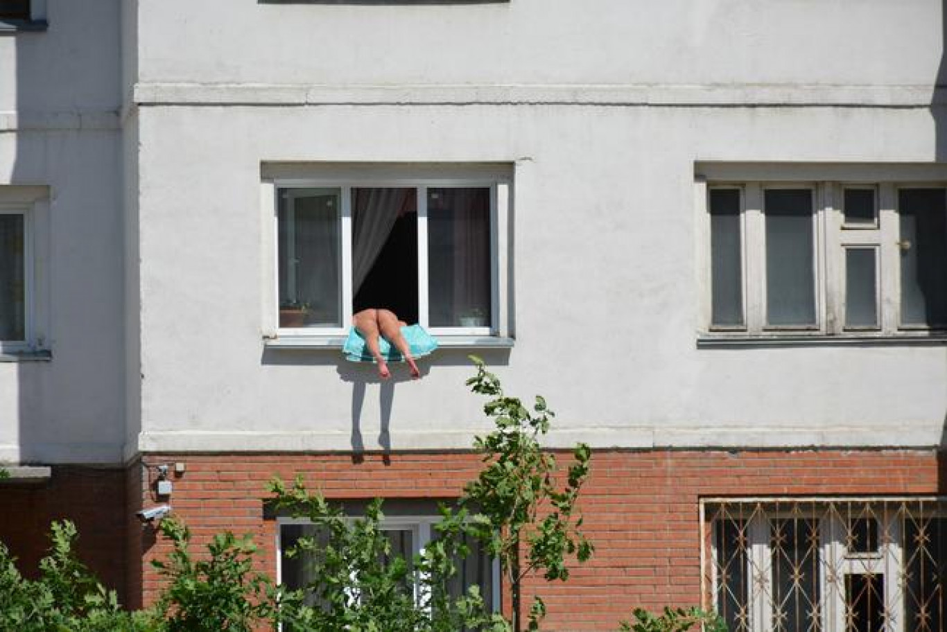 Botrány a Kropotkin utcában: elegük lett a szomszédoknak a félpucéran, ablakon kilógva napozó nőből - 444.hu