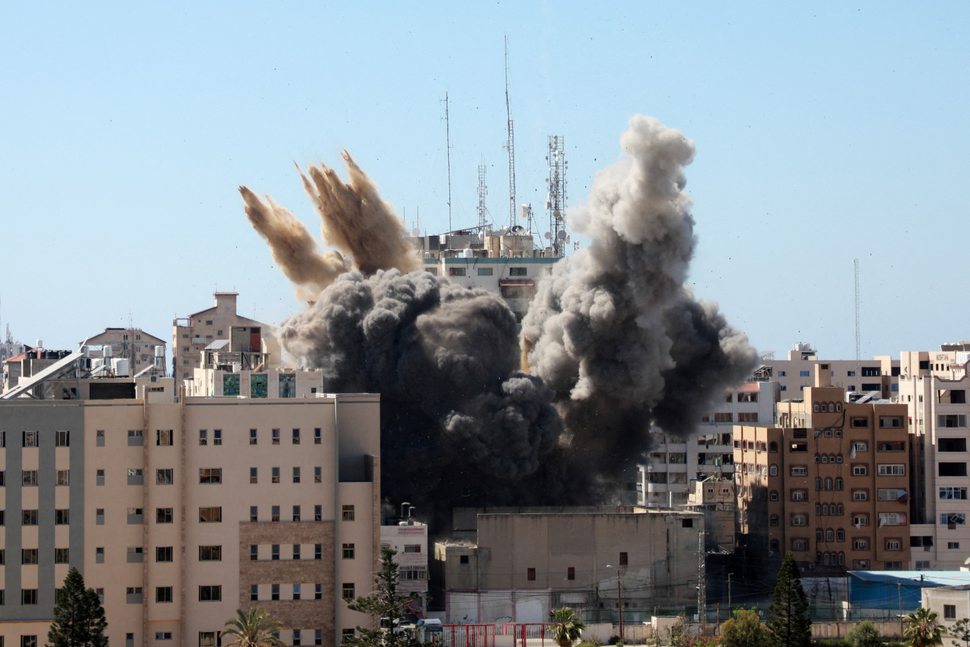Az izraeli légierő felrobbantotta az Associated Press és az Al Jazeera épületét Gázában – 444