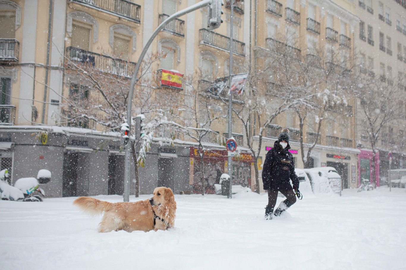 Močno sneženje paralizira Madrid