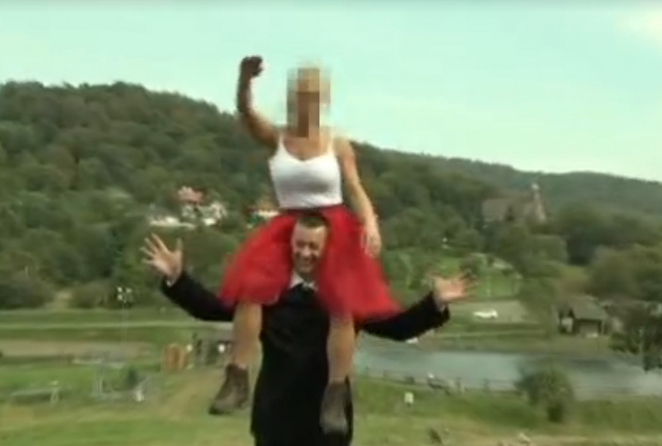 Karlendítős esküvői videó került elő Sneider Tamás jobbikos ...
