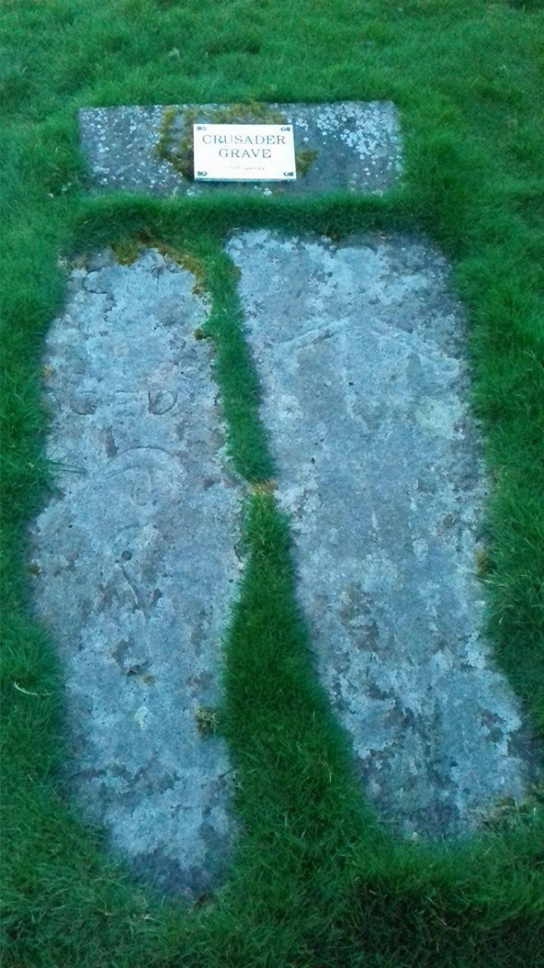 A keresztes lovag sírja a moulini temetőben.