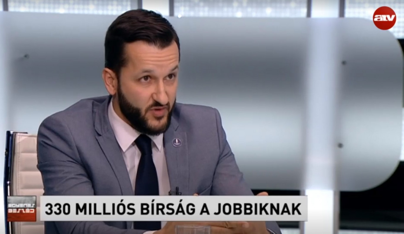 A tökéletes NER-funkcionárius: halálkomoly arccal mondja a kamerába, hogy eddig minden rendben volt, egészen a mostani Jobbik-kampányig