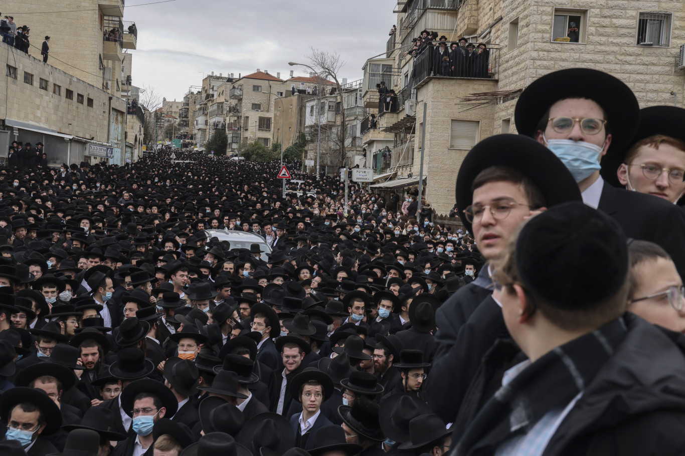 A korlátozások ellenére is ezrek vettek részt egy rabbi temetésén Jeruzsálemben