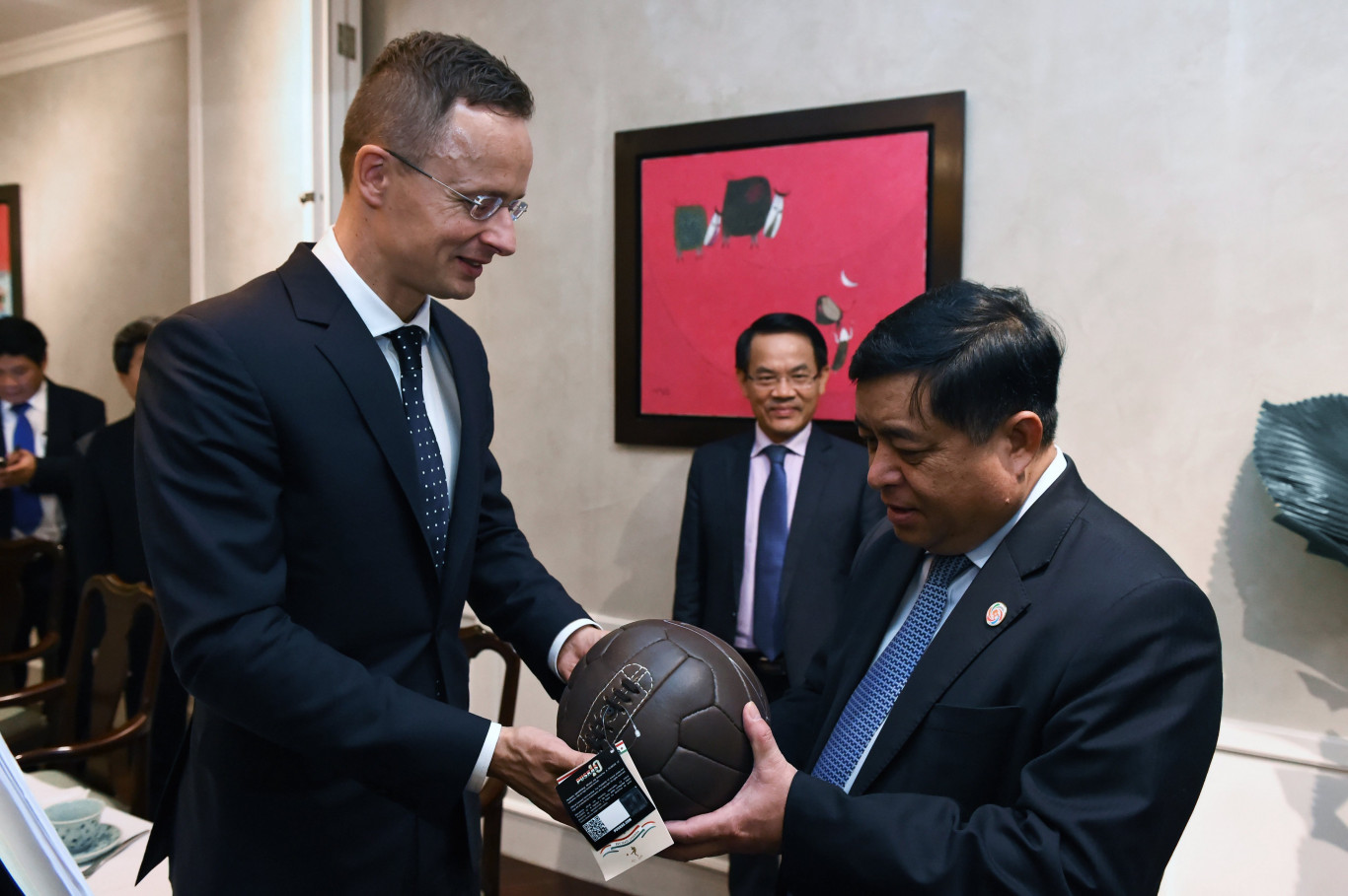 Szijjártó Péter Puskás-labdát ajándékoz Nguyen Chi Dung vietnami tervezési és beruházási miniszternek Hanoiban.Fotó: KKM / Szecsõdi Balázs/MTI/MTVA