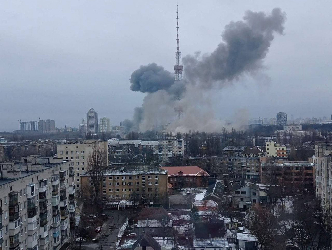 A kijevi holokauszt emlékezetközpontnál is gyilkolt a hétfői orosz rakétatámadás – Qubit